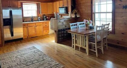 The Overlook Cabin: Breath-taking Views & King Bed