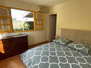 4 chambres, coffre-fort, bureau, fer et planche à repasser