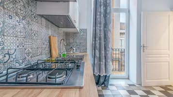 Apartamento conforto | Cozinha privada | Geladeira grande, fogão, cooktop, talheres/pratos/utensílios de cozinha