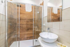 Quadruple Room | Bathroom | Jetted tub, rainfall showerhead, free toiletries, hair dryer - Hotiday Siracusa A'Storia (Syracuse)
