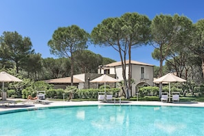 Seasonal outdoor pool, pool umbrellas, sun loungers - Is Arenas Resort (Narbolia)