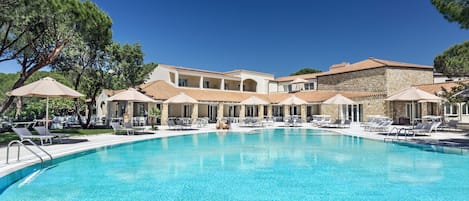 시즌별로 운영되는 야외 수영장, 수영장 파라솔, 일광욕 의자