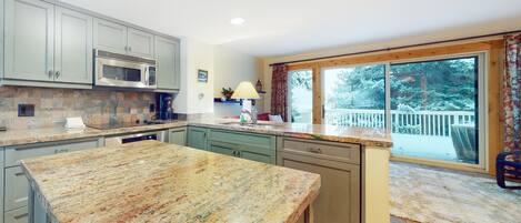 Frigorifero, microonde, forno, piano cottura