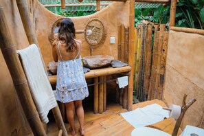 Deluxe Cabin | Bathroom | Shower, rainfall showerhead, towels - YAY Sustainable (Santa Marta)