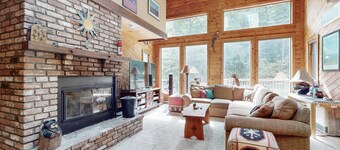 Spacious Mount Snow condo near slopes with private hot tub, sauna & fireplace