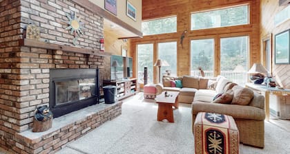 Spacious Mount Snow condo near slopes with private hot tub, sauna & fireplace