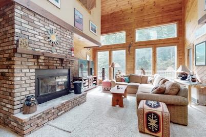 Spacious Mount Snow condo near slopes with private hot tub, sauna & fireplace