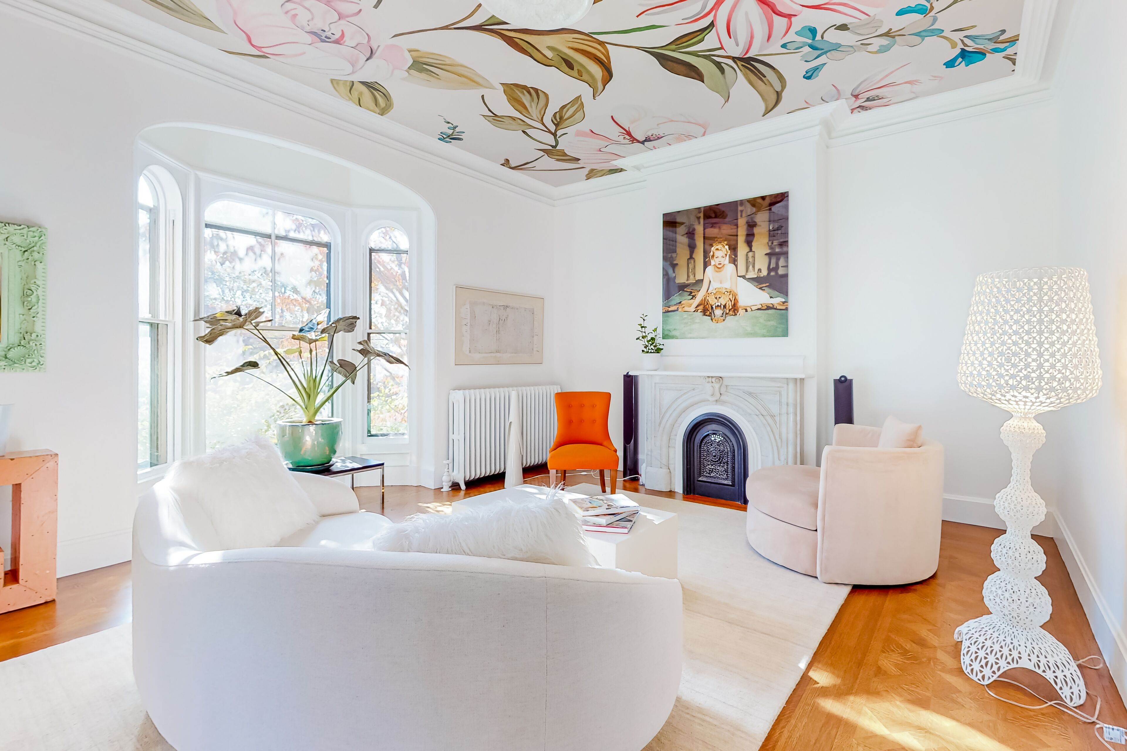 Exquisite home with fireplace, pool table, washer/dryer & sleek kitchen