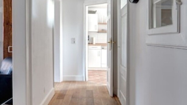 A hallway with wooden flooring, white walls, and a ceiling light fixture. - Second home Heidelberg | Holiday apartment for short or long term (Heidelberg)