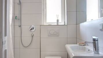 Een douche, een haardroger, handdoeken, zeep