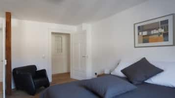 1 slaapkamer, een strijkplank/strijkijzer, gratis wifi, beddengoed