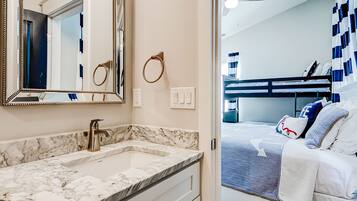 5 bedrooms, internet, bed sheets