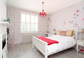 6 slaapkamers, een strijkplank/strijkijzer, wifi, beddengoed
