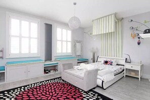 6 bedrooms, iron/ironing board, WiFi, bed sheets