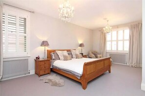 6 slaapkamers, een strijkplank/strijkijzer, wifi, beddengoed