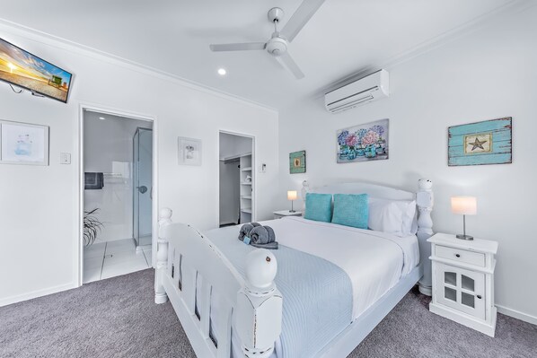 Tabla de planchar con plancha, wifi y ropa de cama 