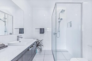 Chuveiro, secador de cabelo, toalhas de banho, shampoo