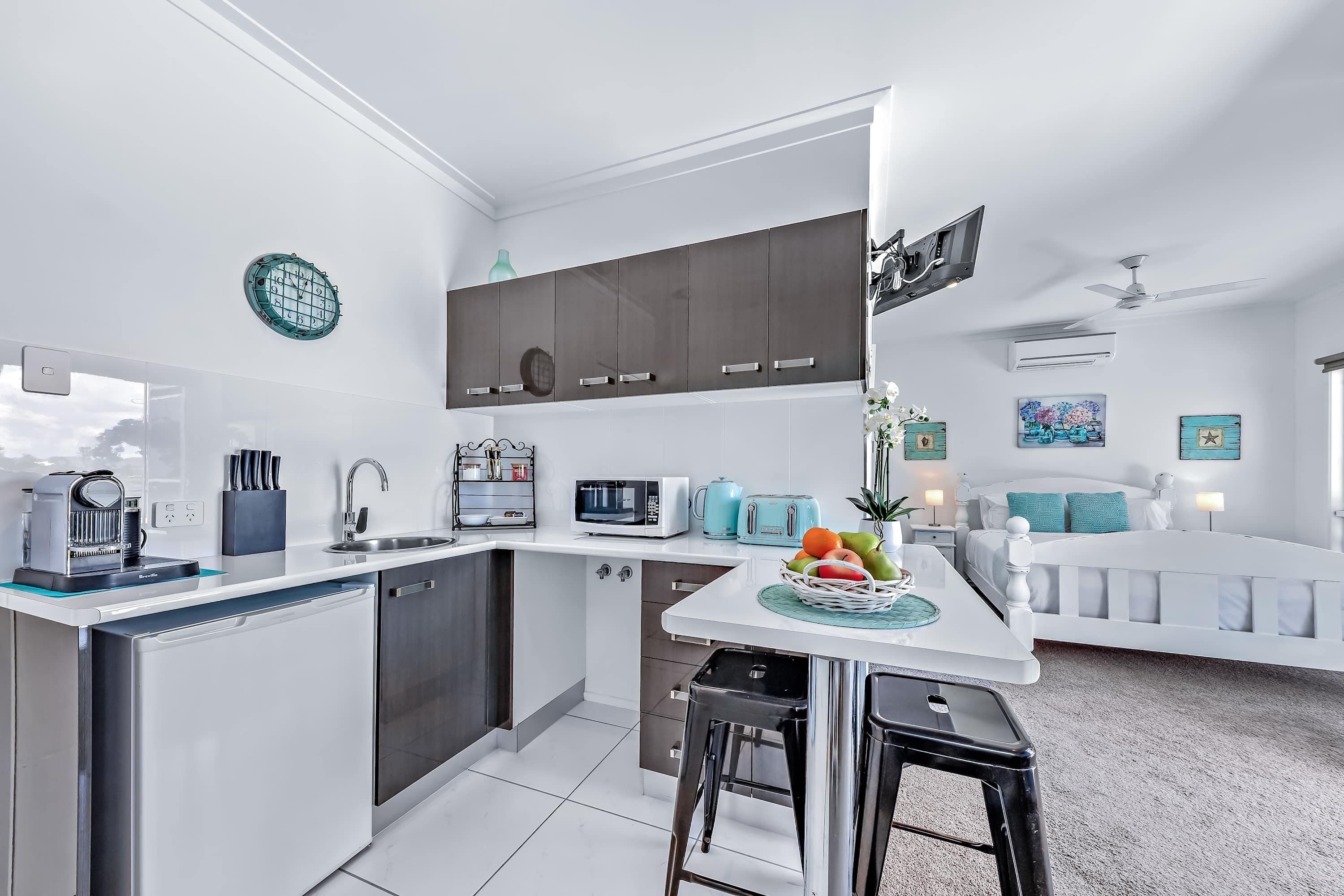 Micro-ondes, cafetière/bouilloire, grille-pain