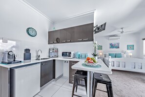 Microondas, cafetera y tetera, tostadora y utensilios de cocina 