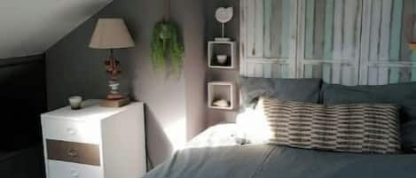 4 slaapkamers, een bureau, een strijkplank/strijkijzer, gratis wifi