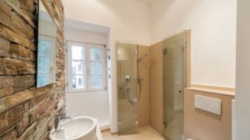 Douche, sĂšche-cheveux, serviettes fournies, savon