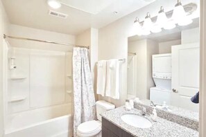 Shower - King Bed*Desk*Hot Tub*Gym*Downtown/Ski and See (Salt Lake City)