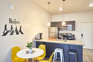 Dining - King Bed*Desk*Hot Tub*Gym*Downtown/Ski and See (Salt Lake City)