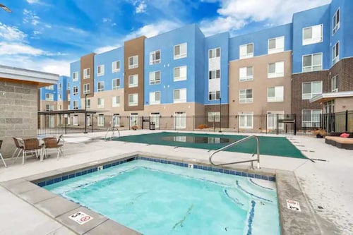 King Bed*Desk*Hot Tub*Gym*Downtown/Ski and See