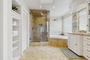 Hair dryer, towels - Canal-front home with saltwater pool, pool spa, kayaks, dock, & casita (Rockport)