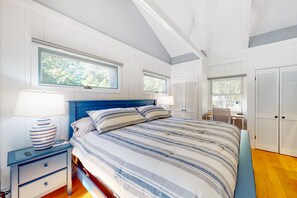 4 bedrooms, desk, internet, bed sheets