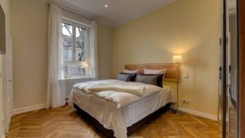 1 slaapkamer, een bureau, een strijkplank/strijkijzer, wifi