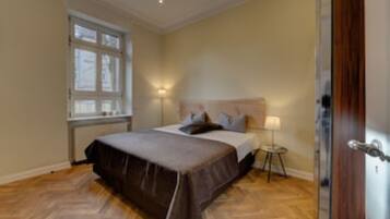 1 slaapkamer, een bureau, een strijkplank/strijkijzer, wifi