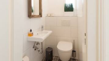 Een douche, een haardroger, handdoeken, zeep