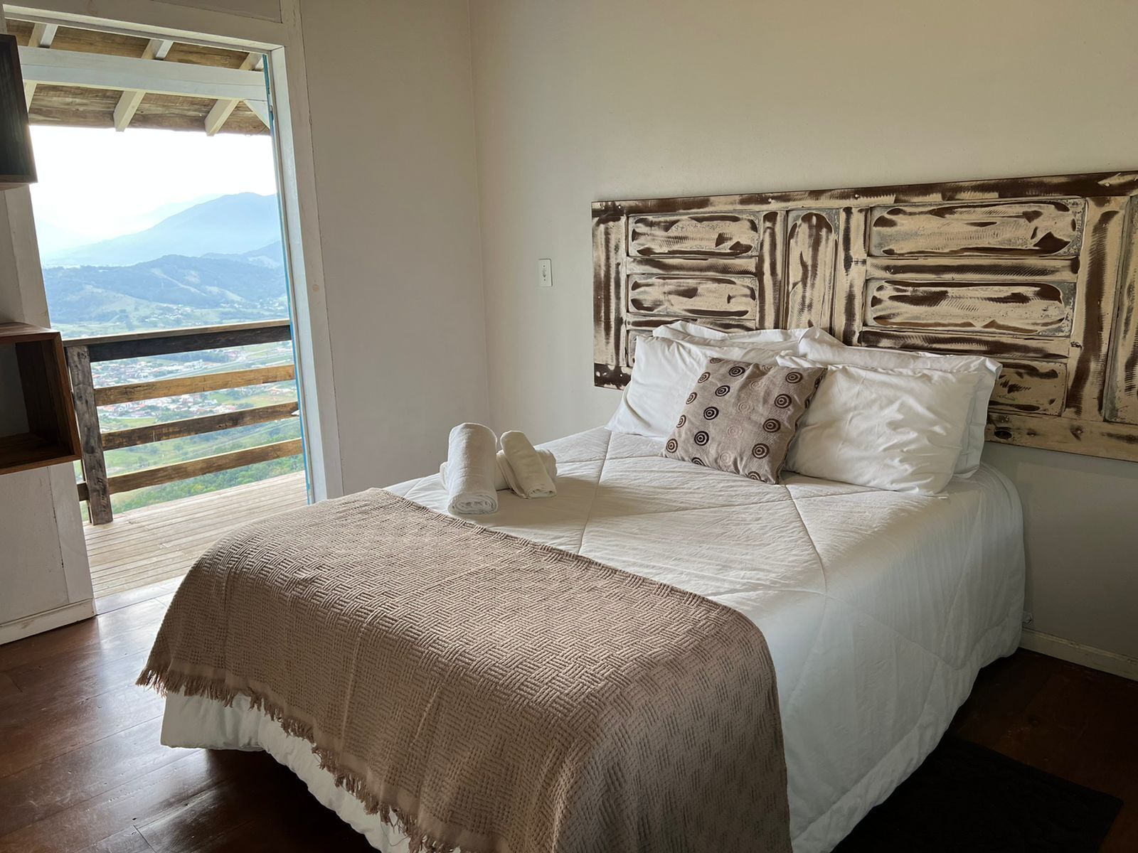 Desk, laptop workspace, free WiFi, bed sheets