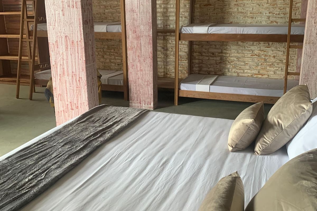 办公桌、笔记本电脑工作区、免费 WiFi、床单