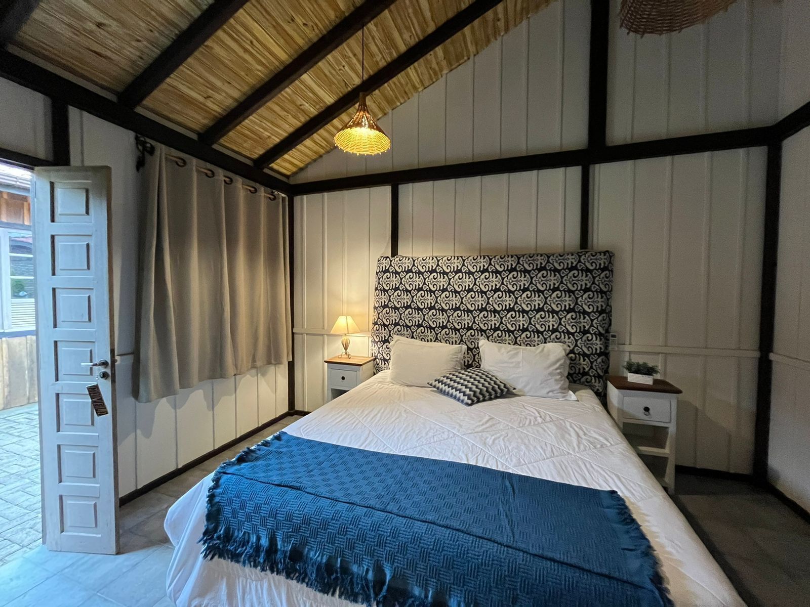 Desk, laptop workspace, free WiFi, bed sheets
