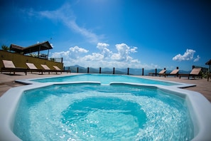 A swimming pool with lounge chairs and a view of mountains. - Eco Mirante Hotel by RB Hotelaria (Paulo Lopes)