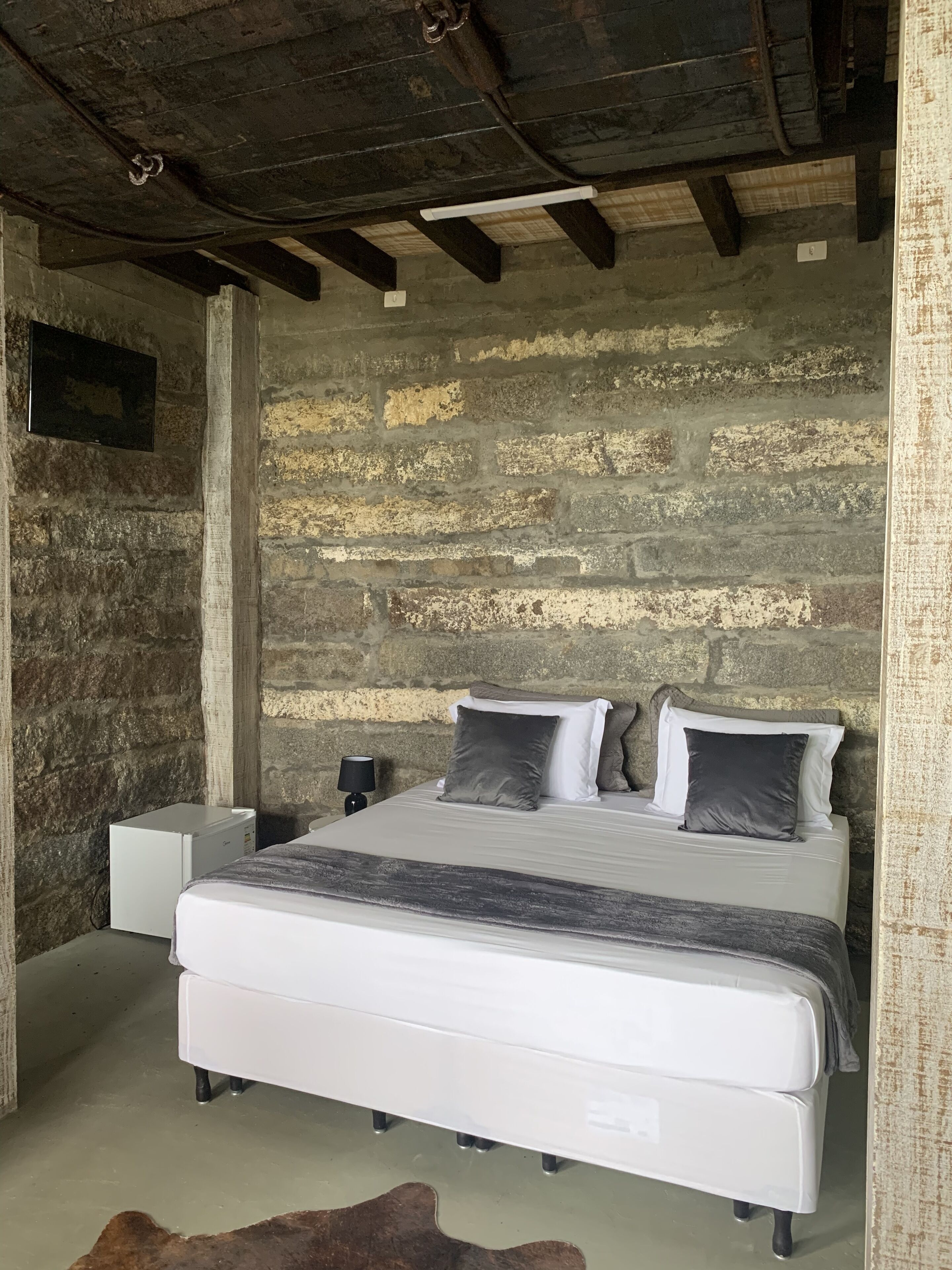 Desk, laptop workspace, free WiFi, bed sheets