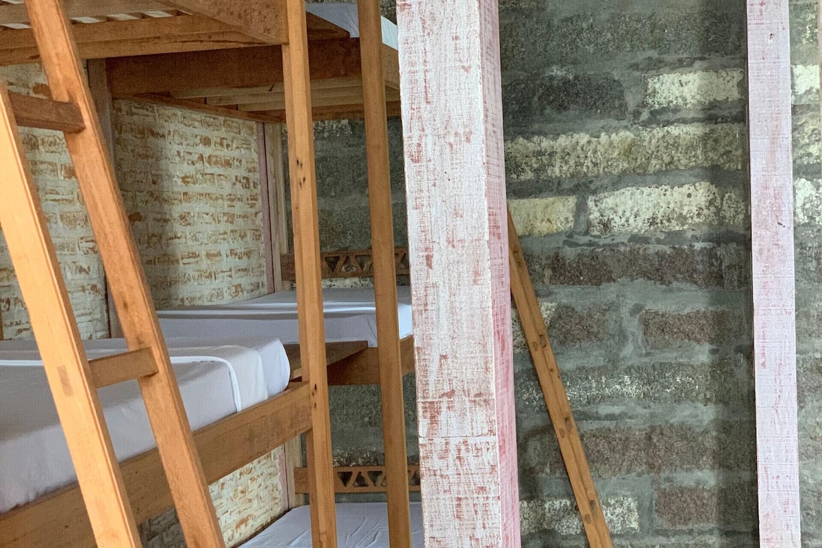 办公桌、笔记本电脑工作区、免费 WiFi、床单