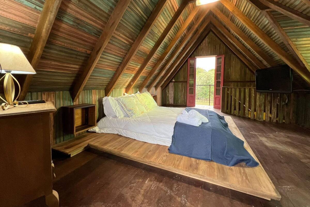办公桌、笔记本电脑工作区、免费 WiFi、床单