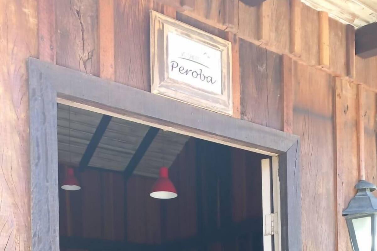 办公桌、笔记本电脑工作区、免费 WiFi、床单