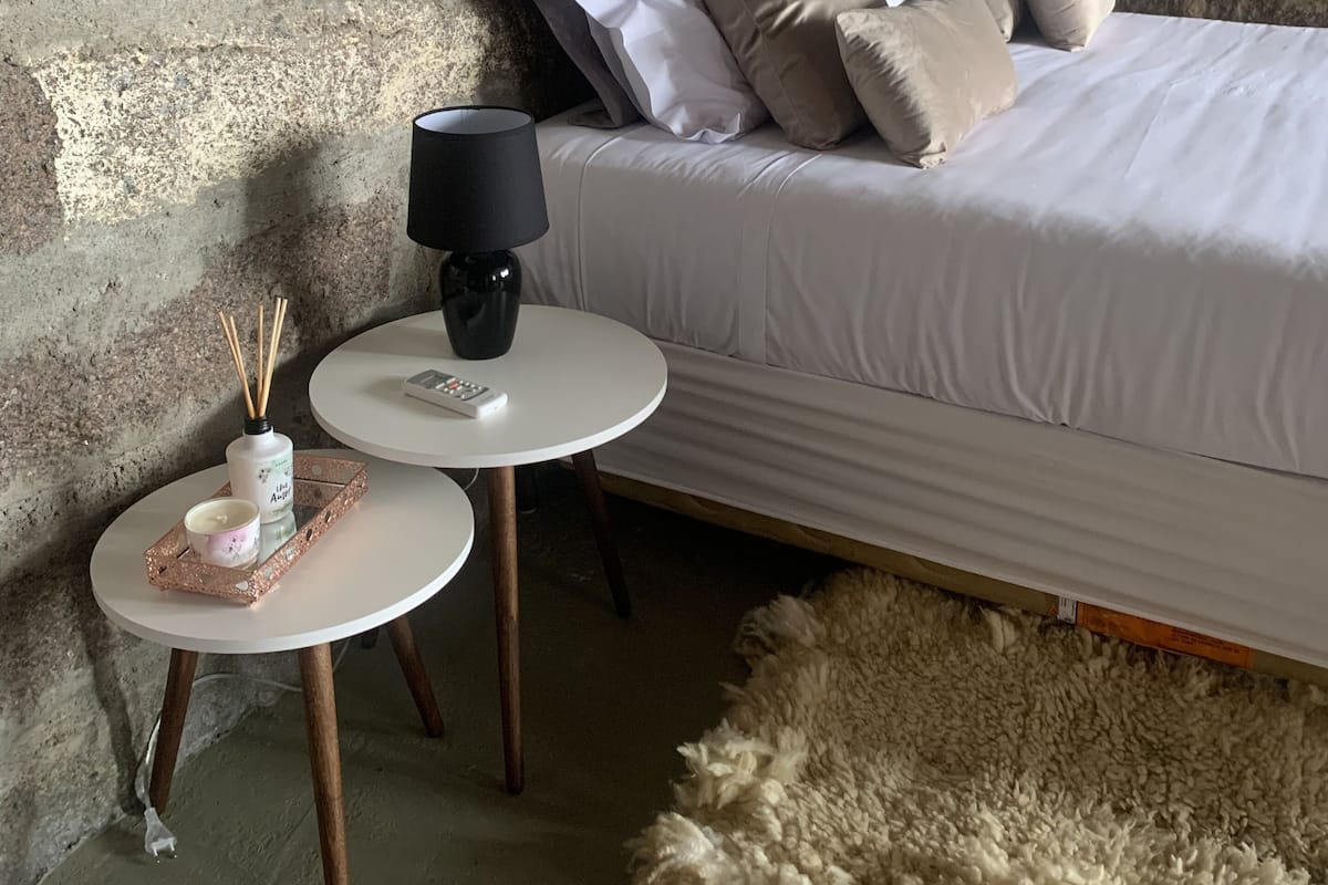 办公桌、笔记本电脑工作区、免费 WiFi、床单