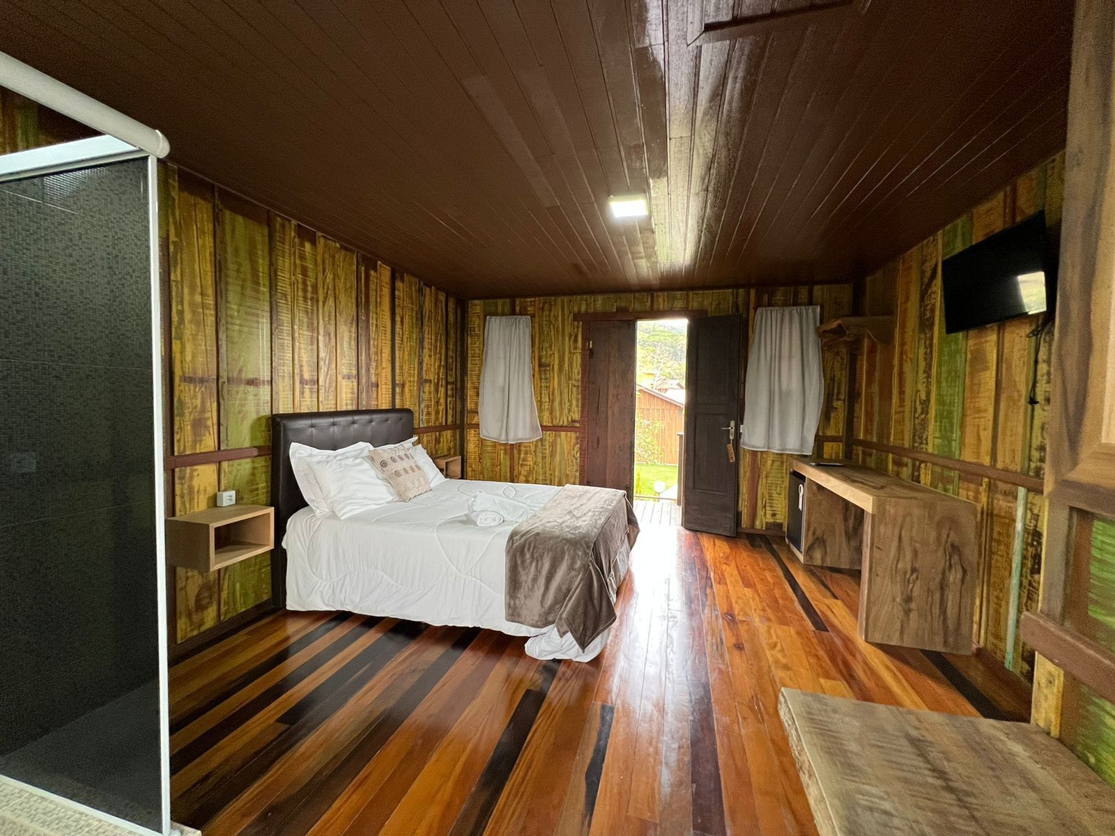 Desk, laptop workspace, free WiFi, bed sheets