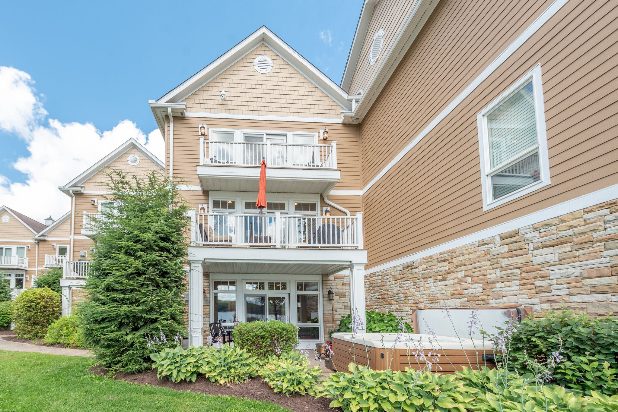 New! Playin' By Ear: Lakefront Townhouse, Dock Slip, Fireplace!