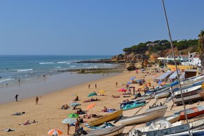 Beach nearby, beach towels - Traditional Charm 4 bedroom villa in Vilamoura: Pool, AC & Full Wi-Fi (Vilamoura)