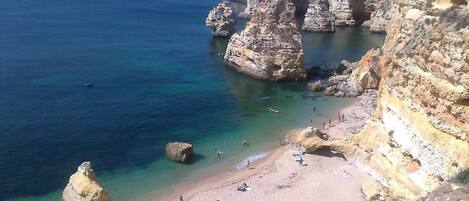 Una spiaggia nelle vicinanze