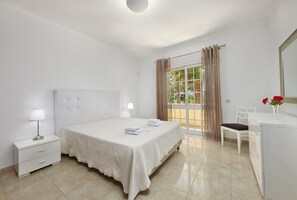 4 bedrooms, iron/ironing board, travel cot, free WiFi