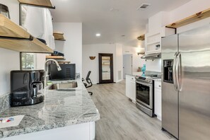 Refrigerador, microondas, placa de cocina, lavavajillas