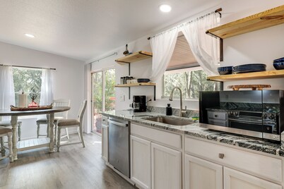 Valrico Retreat w/ Fire Pit ~ 18 Mi to Tampa!