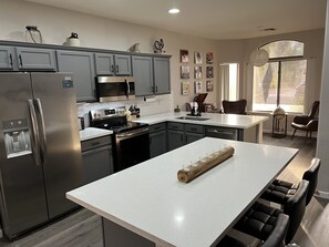 Frigorifero, microonde, forno, piano cottura